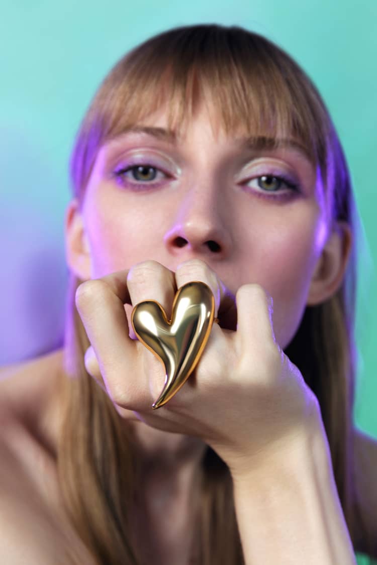 Anello grande in oro a forma di cuore