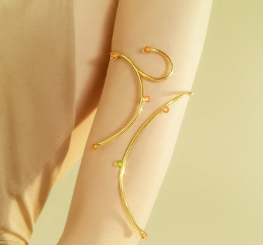 Bracciale da braccio in oro con opale e cristalli di topazio