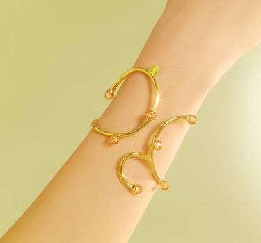 Goldene fette Armreif-Armband mit Opal- und Topas-Kristallen