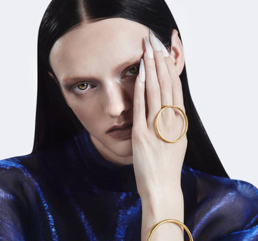 Goldring mit großem runden Stein