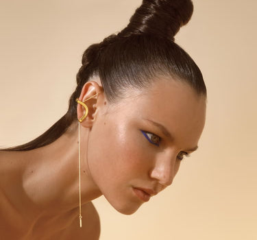 ユニークなゴールドイヤーカフ