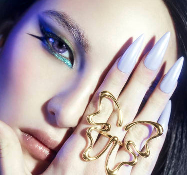 大ぶりなゴールドバタフライリング