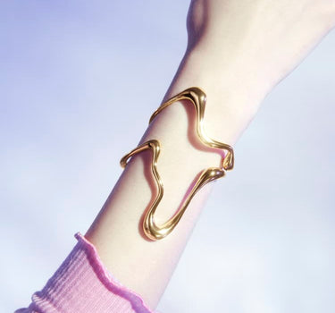 Bracciale rigido grande in oro liquido