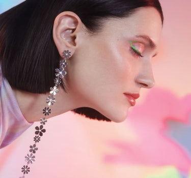 Orecchino pendente a margherita in argento e bianco