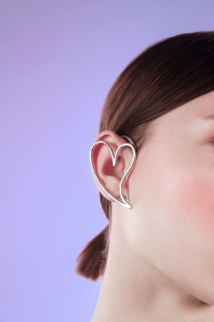 Ear cuff completo de plata con diseño de corazón