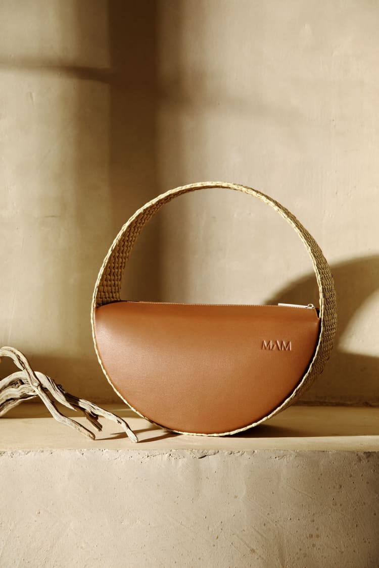 Bolso mediano redondo de rafia