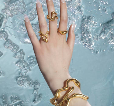 anillo escultórico de oro