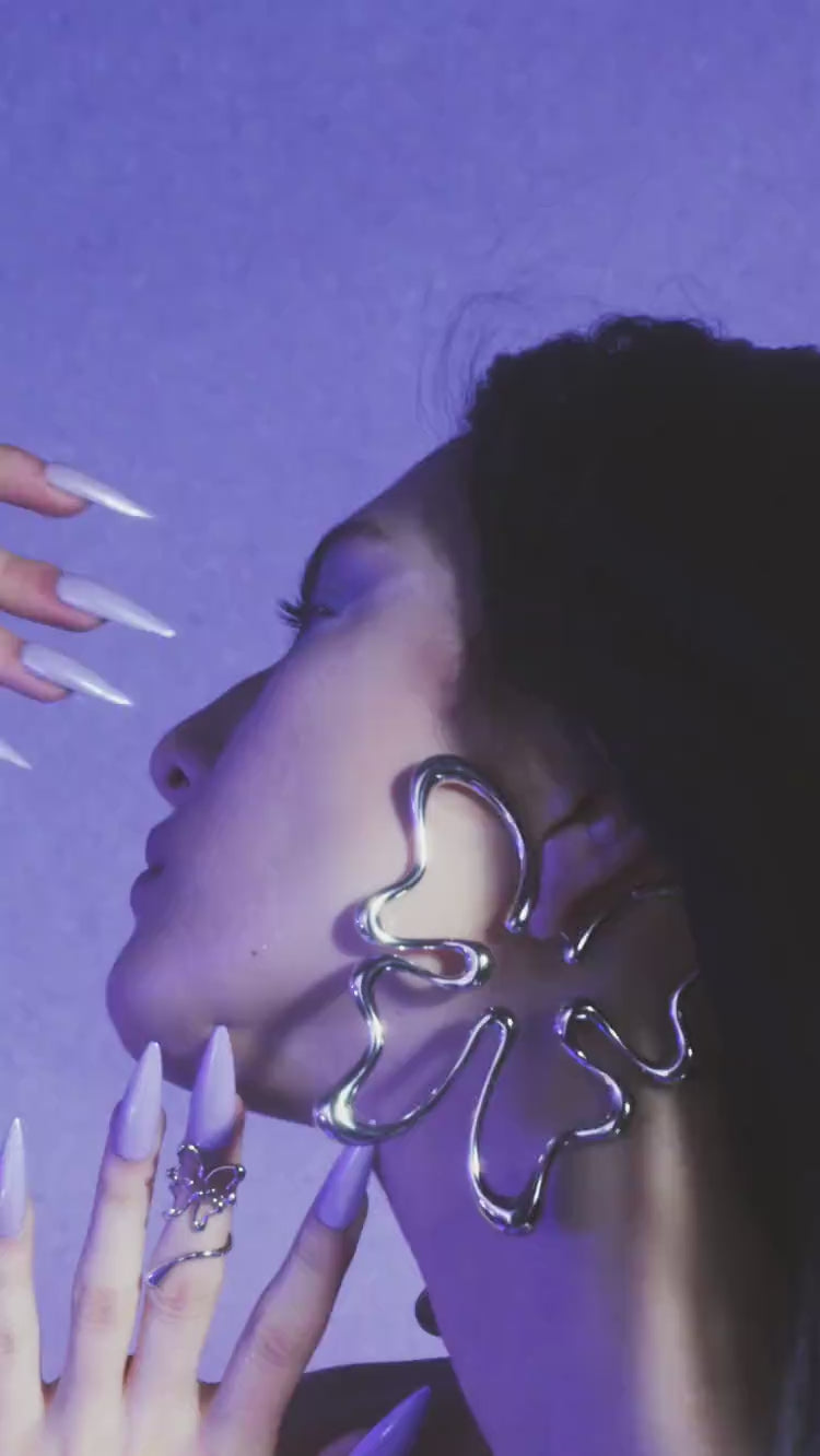 大ぶりなシルバーの蝶モチーフイヤリング