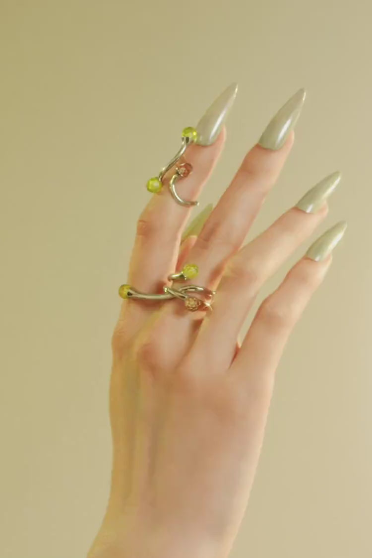Bague asymétrique en argent sertie de cristaux de topaze et d’opale