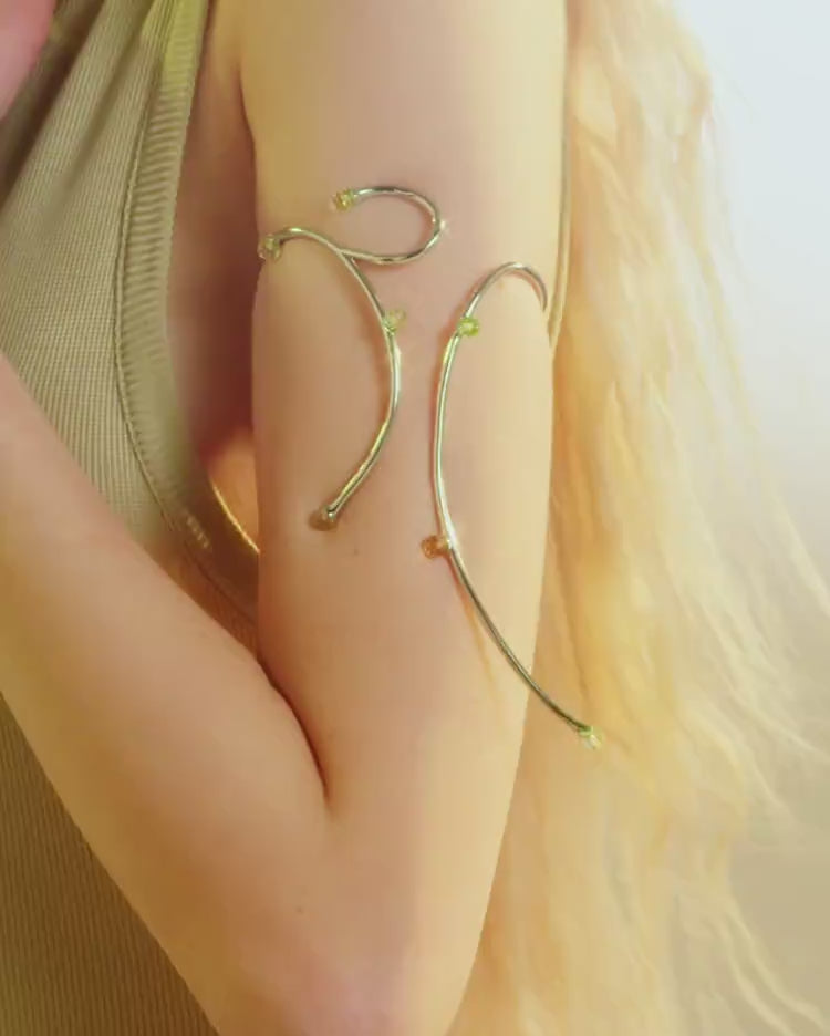 トパーズとオパールのクリスタルをあしらったシルバーアームカフ