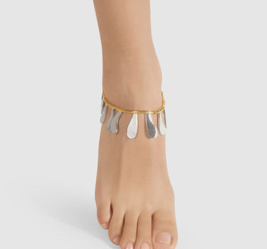 Gold anklet with flower details