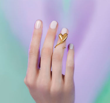 anillo midi love en forma de corazón en oro