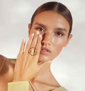 Circular ring in 18K gold finish and pearl